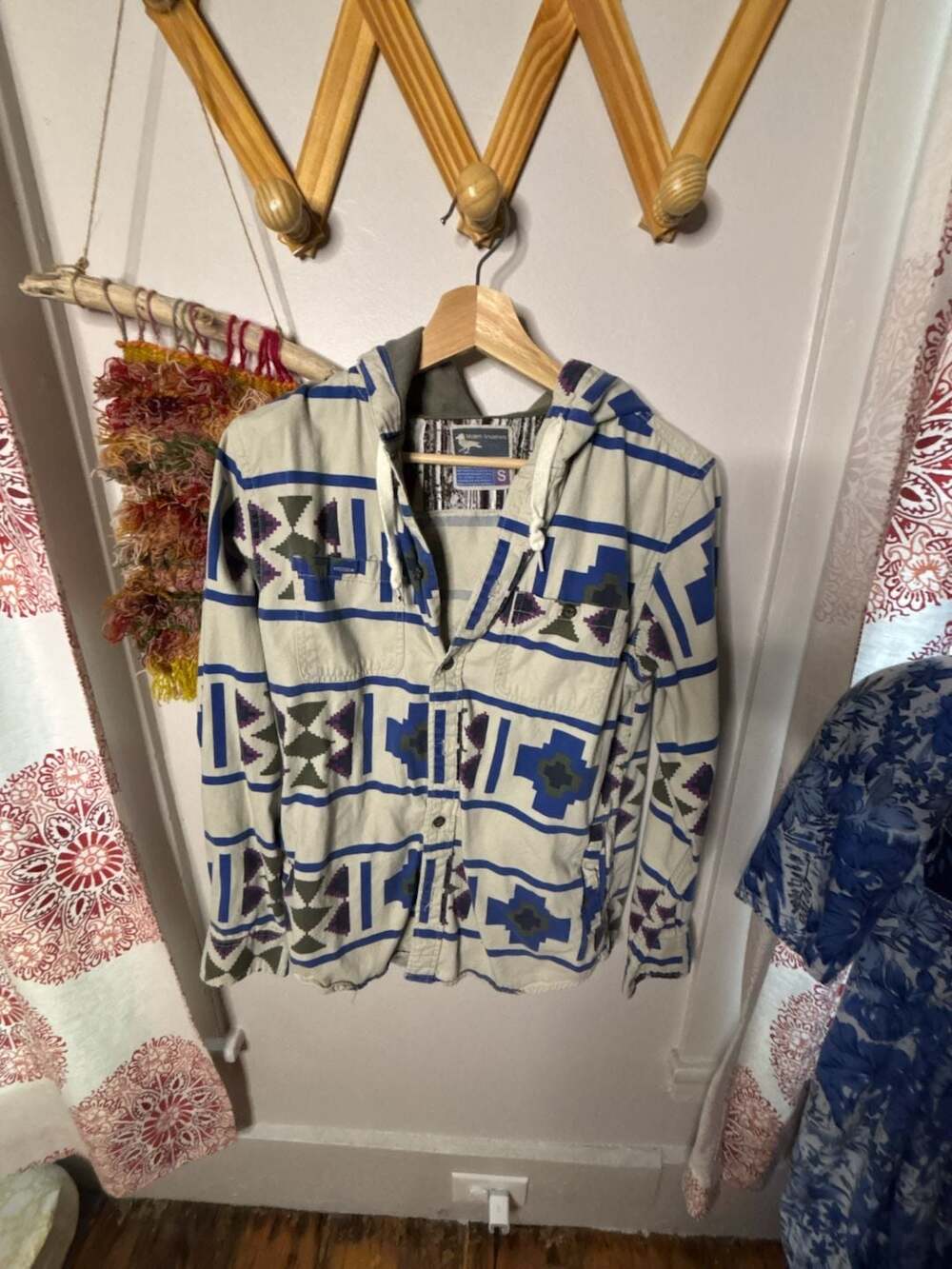 Modern Amusement Hooded Button-Up Shirt Size S Aztec Geometric Print